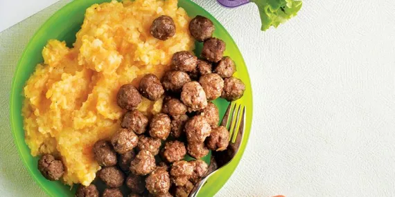 MİTİTE KÖFTE, HAVUÇLU PÜRE VE MEYVE ÜÇLÜSÜ