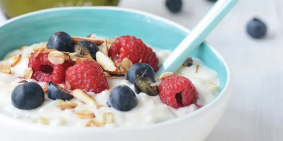 ORMAN MEYVELİ, BADEMLİ VE YULAFLI SÜTLAÇ