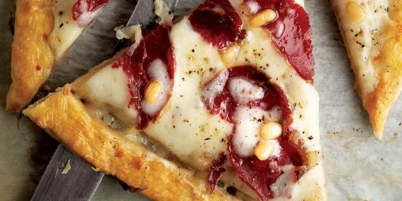 PASTIRMALI, AYVA REÇELLİ VE KAŞAR PEYNİRLİ TART