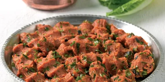 Patates köftesi acı kıyma sos ile