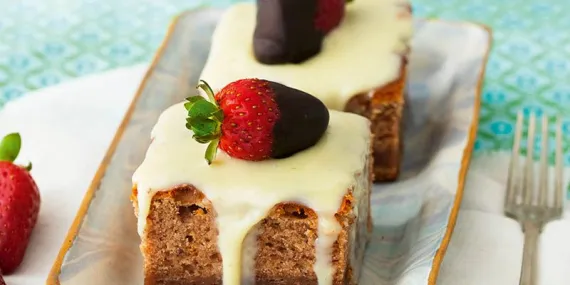 PEMBE, BEYAZ ÇİLEKLİ PASTA