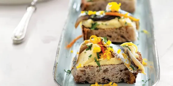 Salamura hamsi ve humuslu ekmek üstü