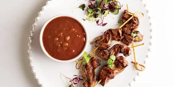 Satay sos eşliğinde biftek şiş