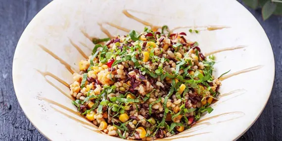 Tam tahıllı ve nar ekşili salata