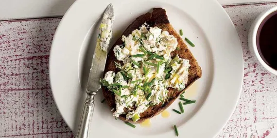 TAZE SARIMSAKLI VE YER ELMALI DİP SOS