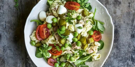 Ton balıklı makarna salatası