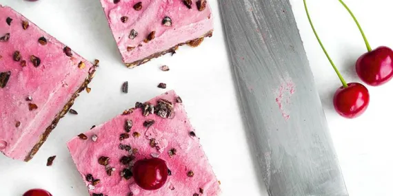 Vişneli kakaolu dondurulmuş pasta