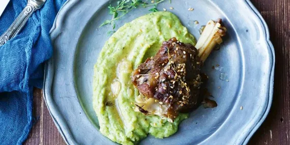 Yeşil patates püreli kuzu incik