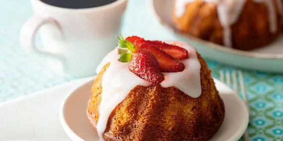 Yoğurtlu taze çilekli kek