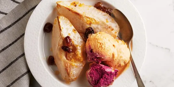 ZENCEFİL VE KURU ÜZÜMLE AĞIR ATEŞTE PİŞMİŞ ARMUT