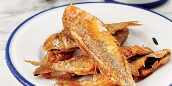 Barbun kızartma (Renkli salata ile birlikte)