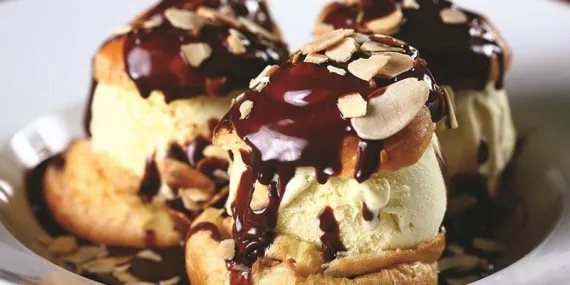 Çikolata soslu dondurmalı profiterol