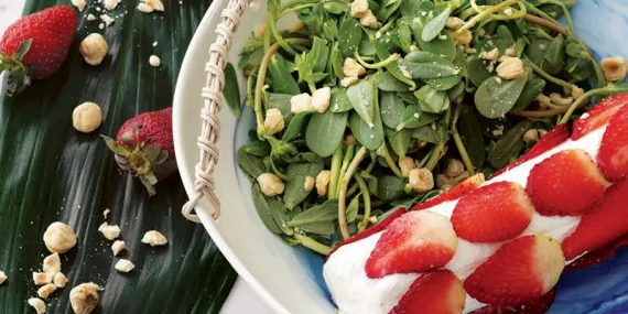 Çilekli ve keçi peynirli semizotu salatası