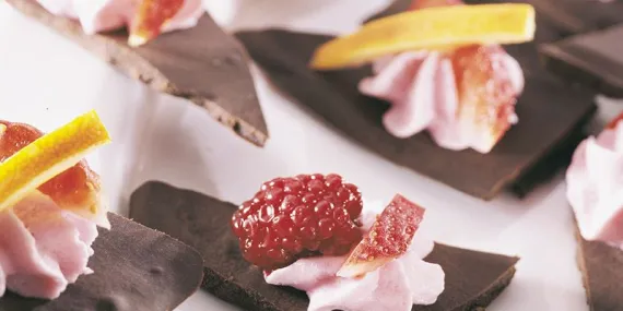 Çilekli çikolata parçaları