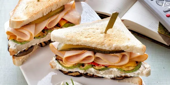 Hindi fümeli ve sebzeli sandviç