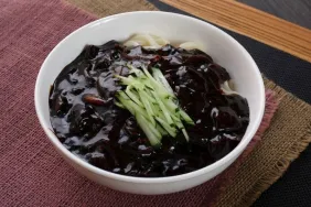 jajangmyeon-siyah-fasulyeli-eriste-Uec8Sz44.jpg