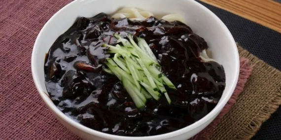 Jajangmyeon (Siyah Fasulyeli Erişte) Nasıl Hazırlanır?