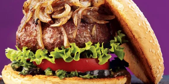 Karamelize soğanlı soslu hamburger