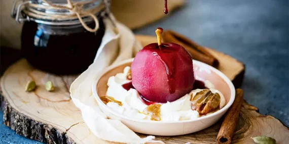 Kırmızı Şarap İle Poşe Edilmiş Elma