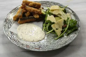 kizarmis-cubuk-palamut-elma-roka-salata-aioli-sos-5mHixcXl.jpg