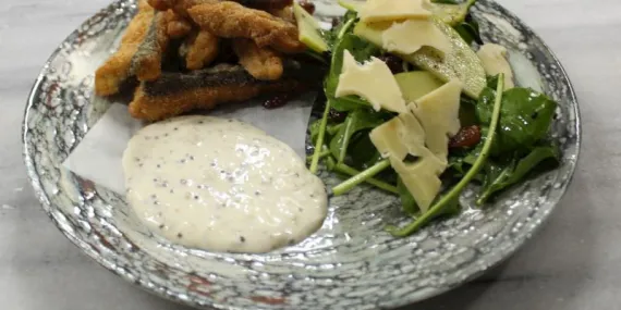 Kızarmış Çubuk Palamut, Elma Roka Salata, Aioli Sos