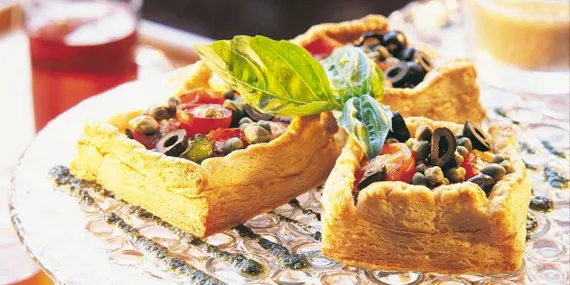 Kızarmış domates ve kabaklı küçük tartlar