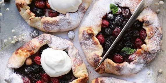 Kızılcık Ve Yaban Mersinli Galette