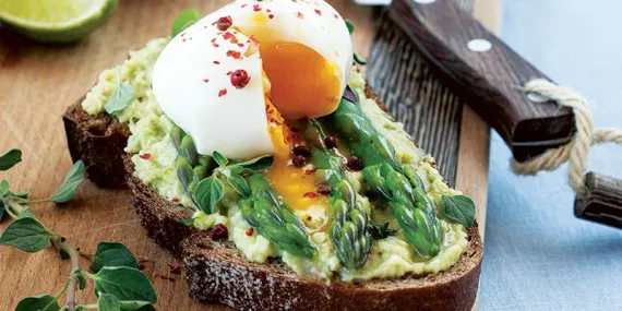 Kuşkonmaz, avokado ve yumurtalı açık sandviç