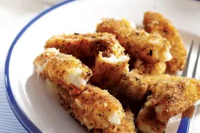 mozarella-sticks-lYdNURPR.jpg