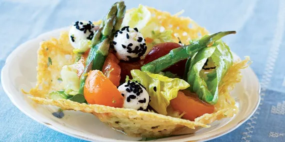 Peynir kasesinde bahar salatası