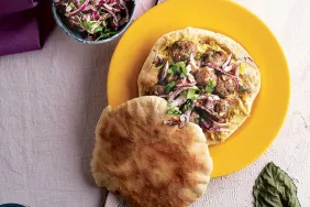 pita-arasinda-humuslu-kofte-BjjxwvCj.jpg