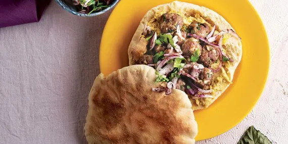 Pita arasında humuslu köfte