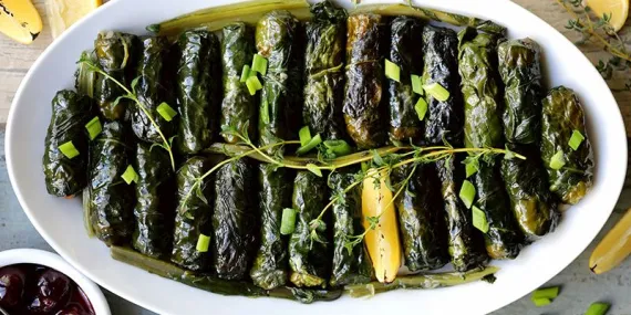 Vişne soslu pazı sarması