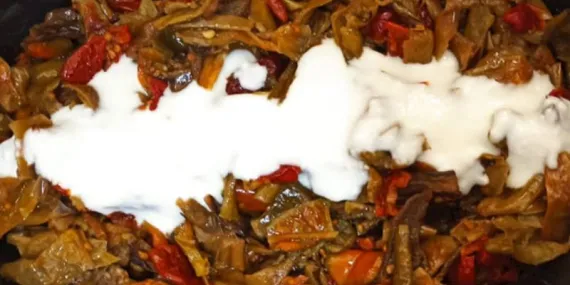 Yoğurtlu Kuru Biber Ve Domates Salatası