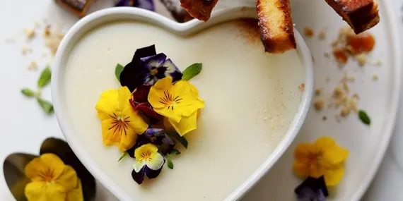 Yumurtalı ekmek çubukları ile muhallebi