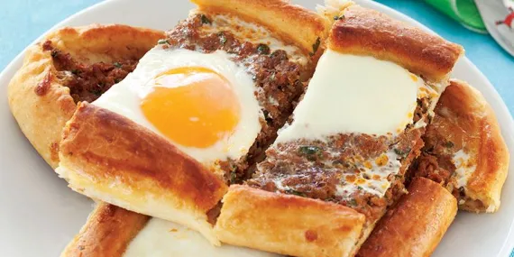 Yumurtalı ve kıymalı pide